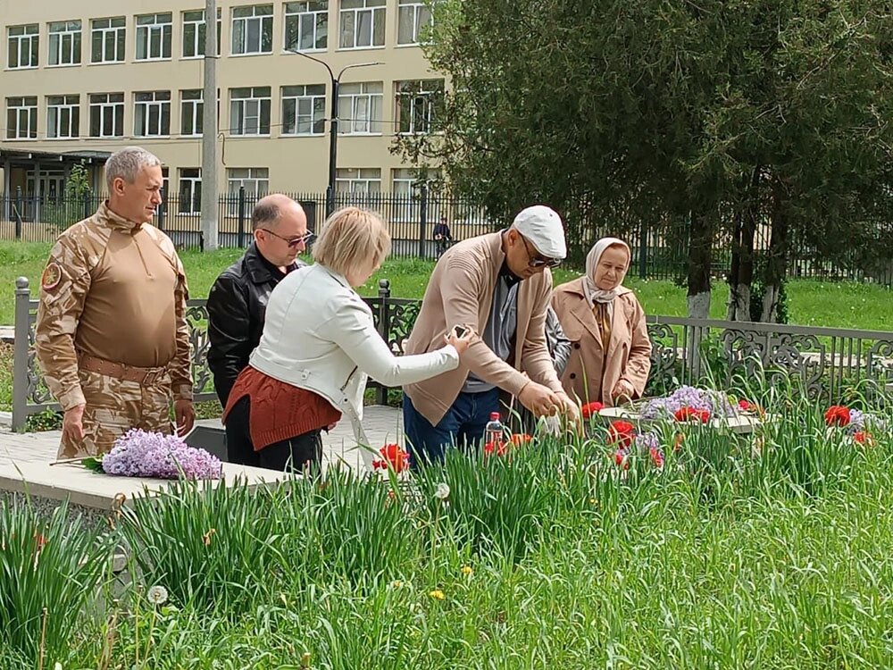    У братской могилы. Керчь, Приморский парк. Фото: Из архива/ Военно-патриотический отряд «Помним» ПО «Крымский Рубеж» ДОСААФ России в РК.