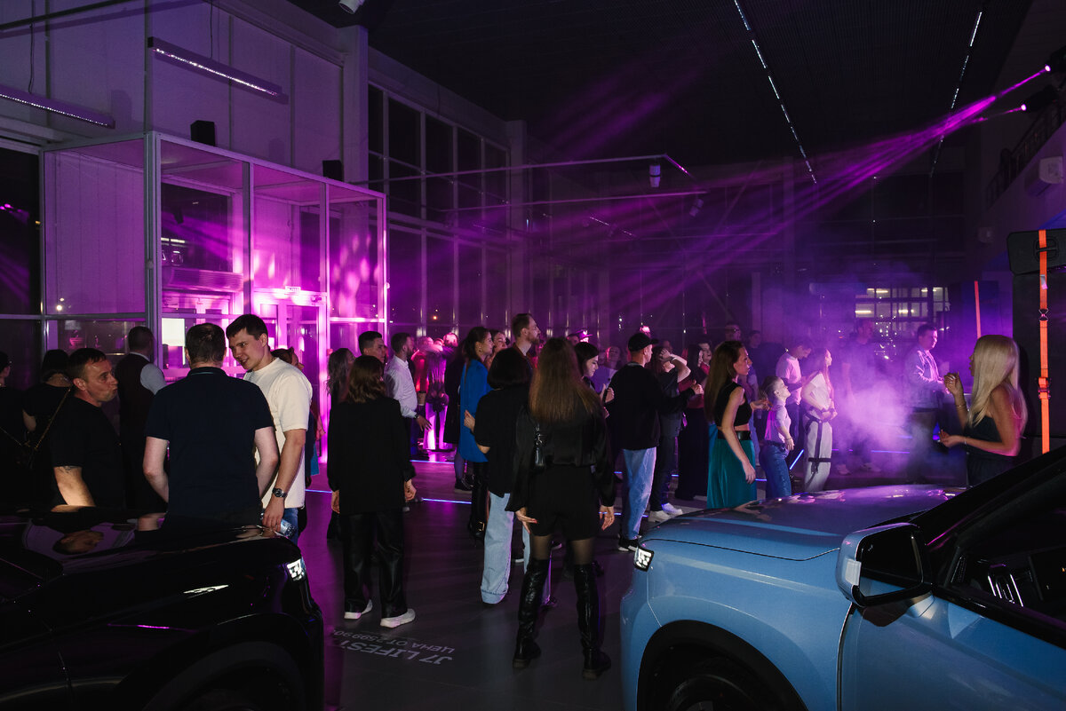 Необычное «космическое» мероприятие в автосалоне привлекло внимание горожан