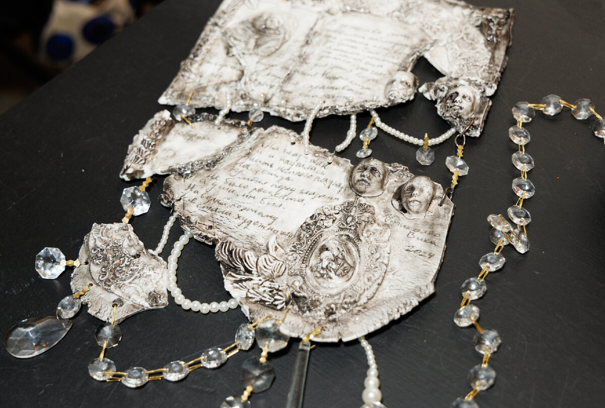 работа Вики Утикаловой, выставленная на весеннем маркете WIN-WIN