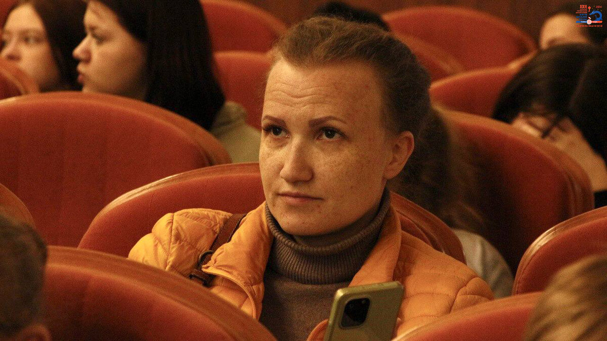 Педагог одной из команд XXII Царскосельского форума школьной прессы на церемонии открытия. Фото: Ульяна Камкина