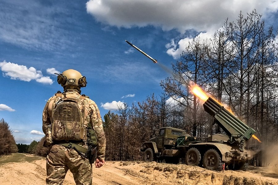 Боевая работа самоходной реактивной системы залпового огня "Град" группировки войск "Днепр" в зоне проведения специальной военной операции - Фото: Алексей Коновалов/ТАСС