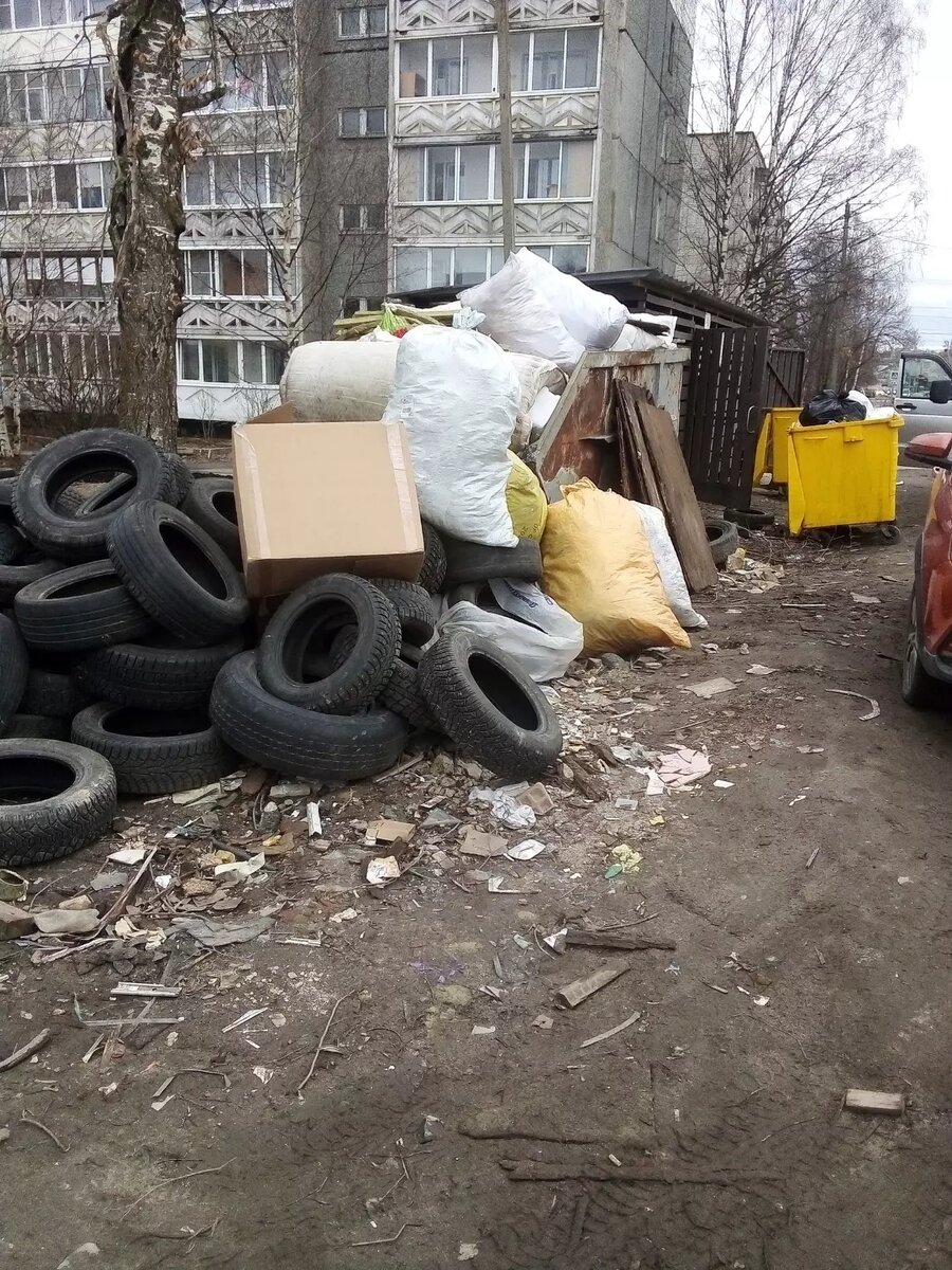 Площадку около дома в Петрозаводске завалили шинами и строительным мусором  | Новости Карелии | Karelinform.ru | Дзен