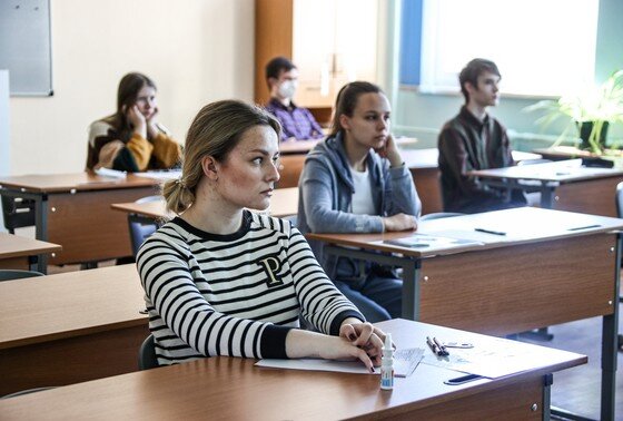    Школьники перед началом проведения единого государственного экзамена (ЕГЭ)