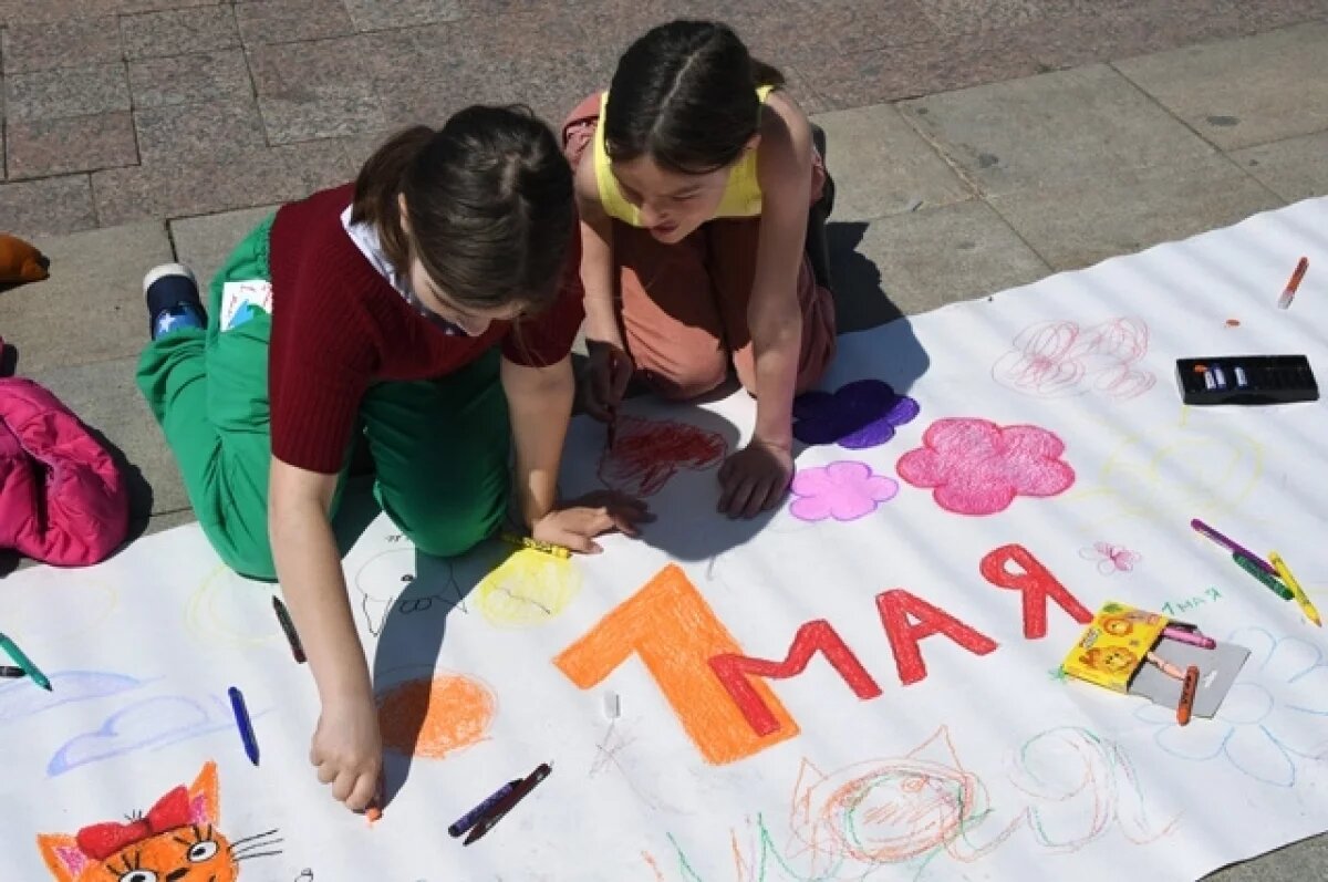    Танцы, демонстрации и мини-футбол.