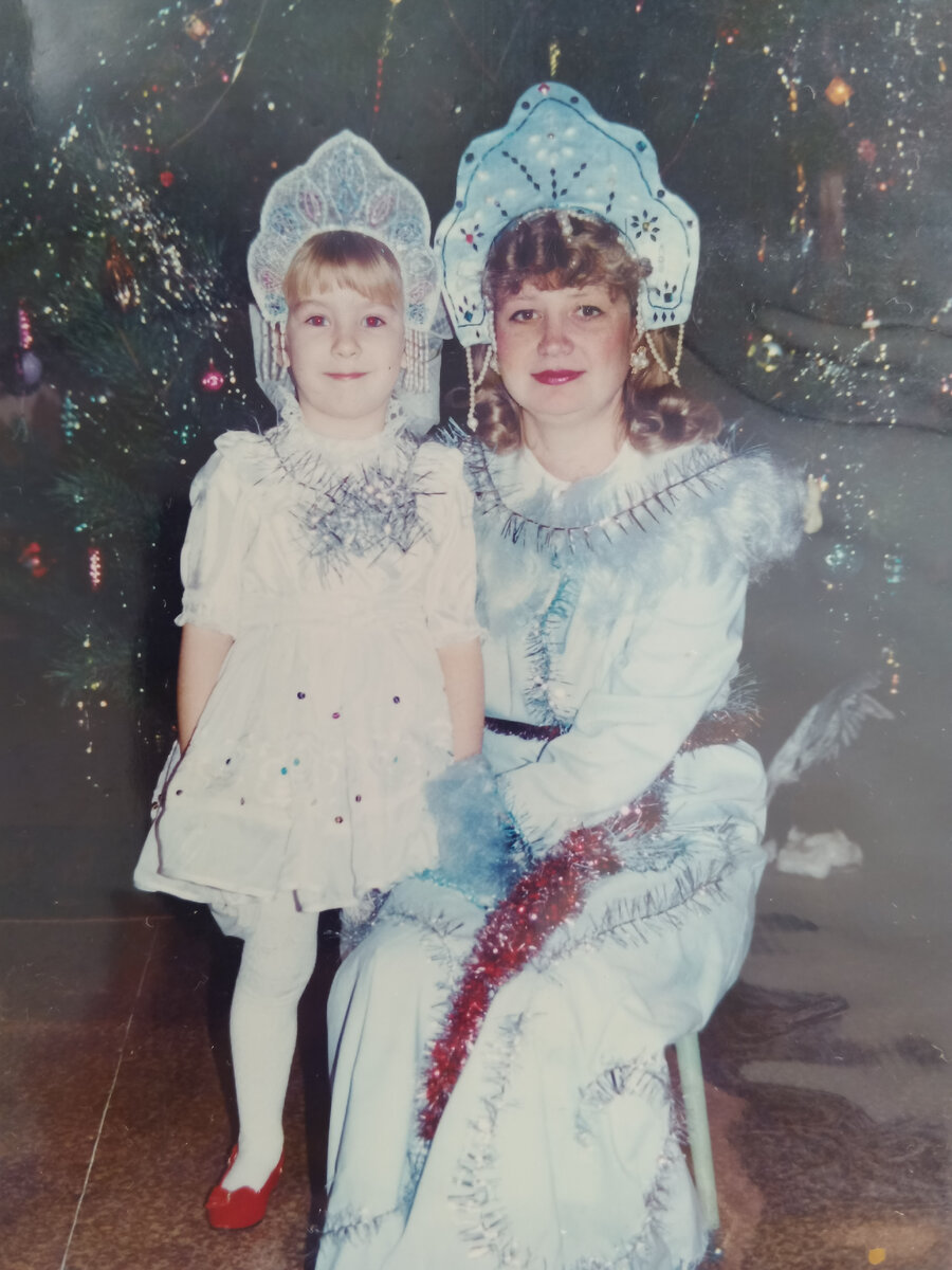 Новогодний утренник, Насте 4,5 года. Снежинку и кокошник я ей сама состряпала)) 