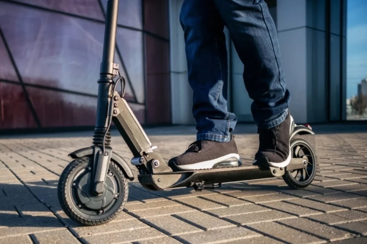    Водитель электросамоката врезался в автомобиль в брянском поселке Выгоничи