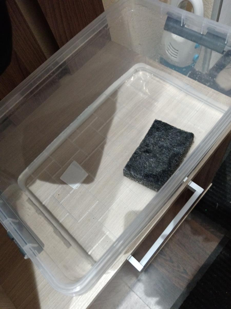 Так просто и лаконично выглядит. Всегда в доступе в открытой полке в прихожей.