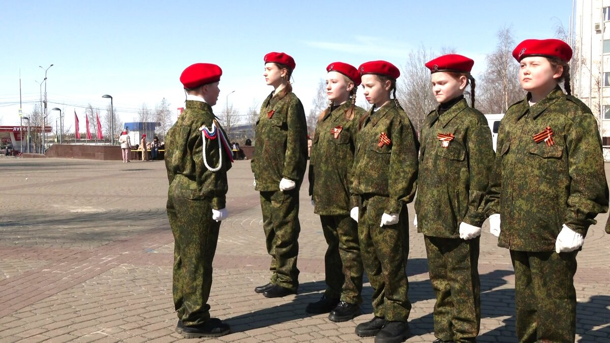    Юнармейцы Сургута соревнуются в конкурсе строевой подготовки