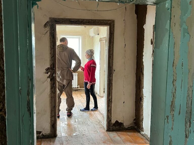    Денис Паслер после субботника навестил орские семьи, пострадавшие от паводка Андрей Севостьянов