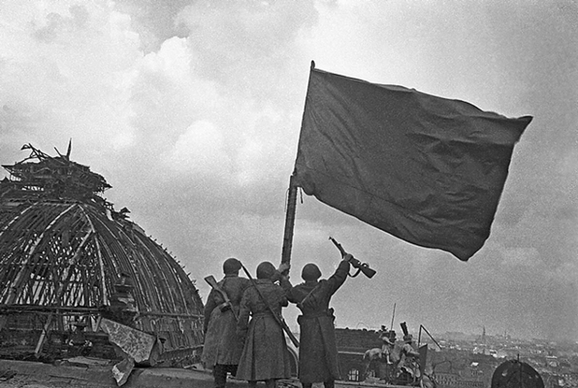 Рейхстаг со знаменем победы. Красное Знамя Победы над Рейхстагом. Победа 1945 Знамя над Рейхстагом. Знамя Победы в Берлине 1945.