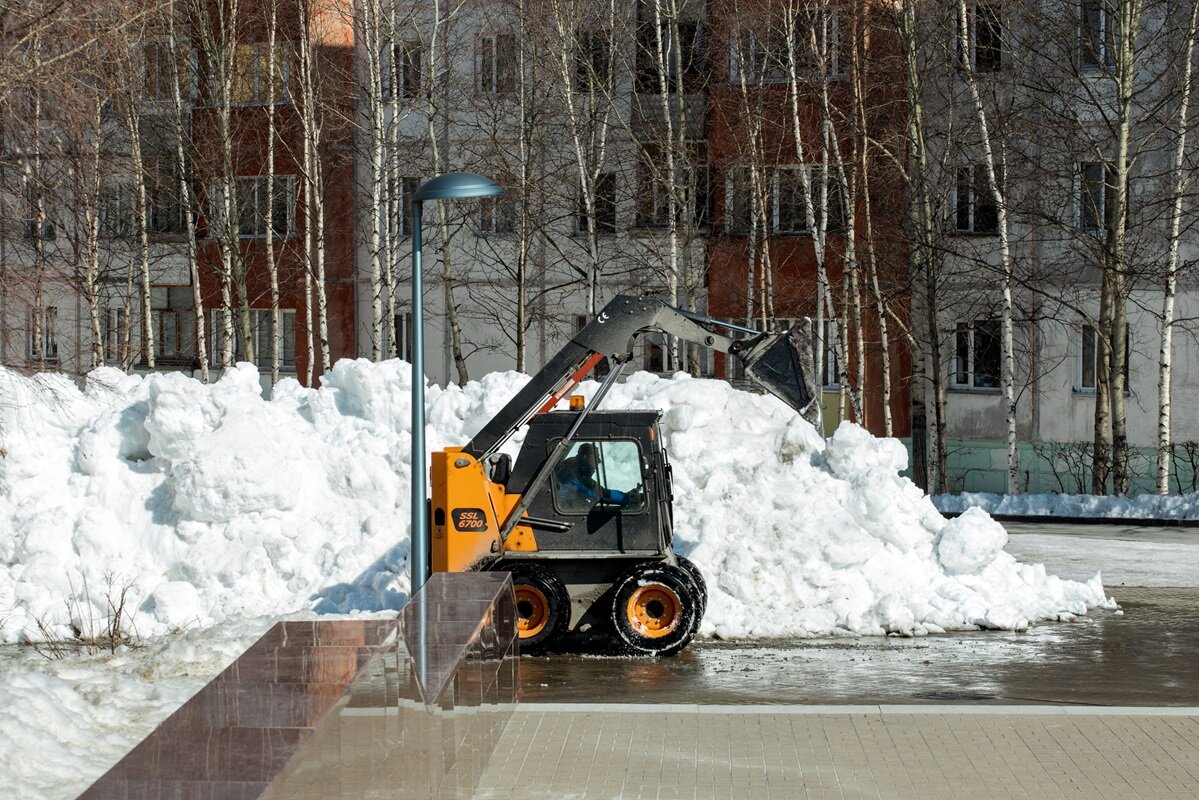    Погода и коммунальщики очищают Сургут ото льда и снега