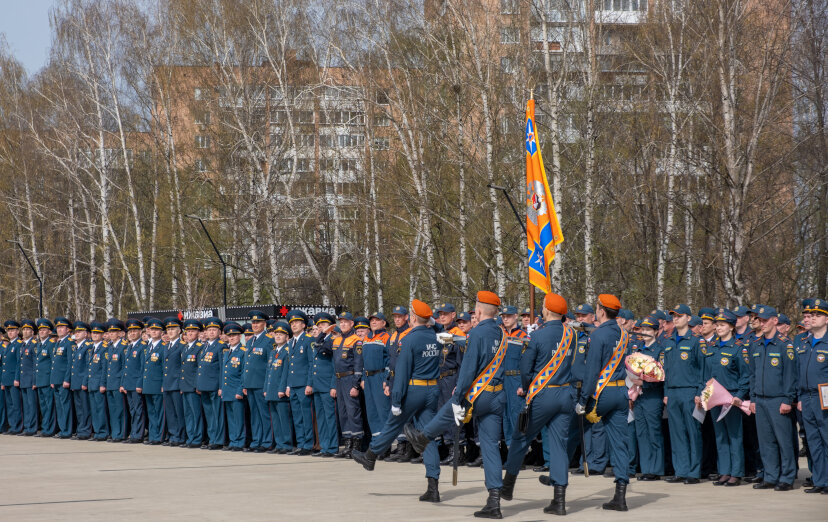  На площади чествовали сотрудников МЧС, представителей частных противопожарных служб, добровольцев, ветеранов и кадетов. Фото: Сергей Грачев