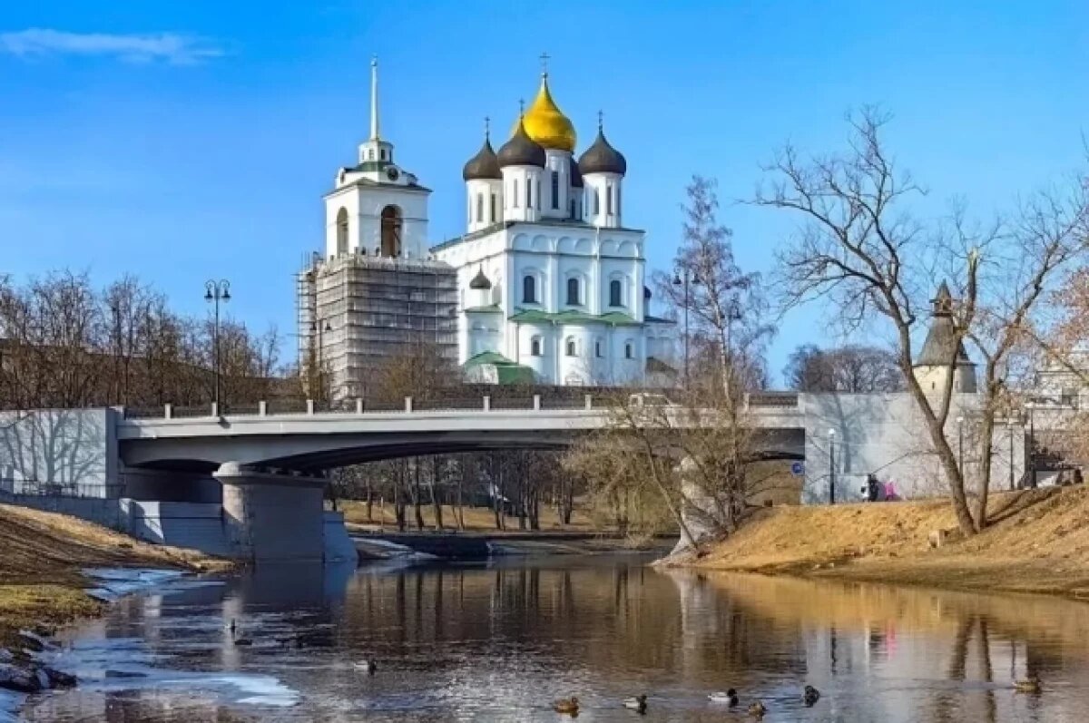    Реставраторы укрепляют кладку колокольни в Псковском кремле