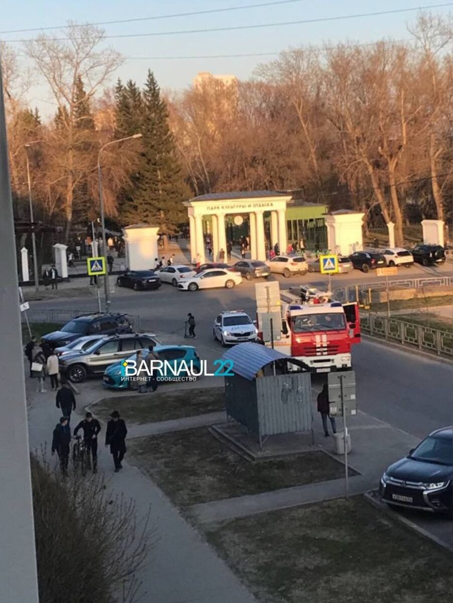    Задержание водителя у парка "Изумрудный". Источник: queencroque, Barnaul 22