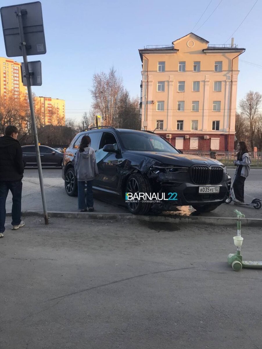    Задержание водителя у парка "Изумрудный". Источник: queencroque, Barnaul 22