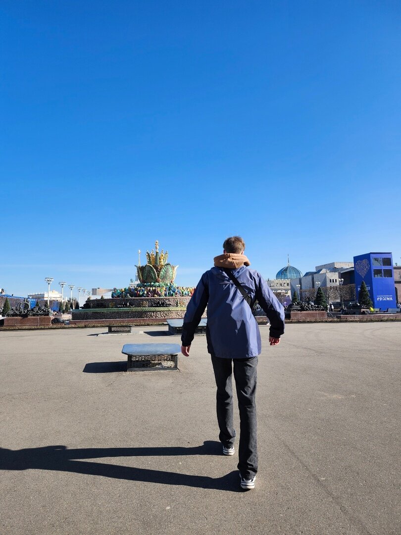 Вряд ли кому-то из молодёжи придёт в голову поздравить с 8 марта продавца.