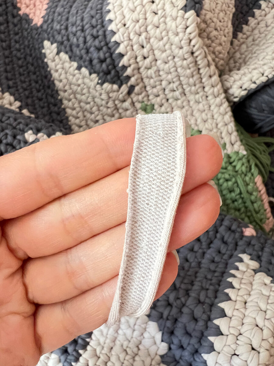 Бежевый цвет - по всей видимости футер, он гораздо плотнее и толще кулирки