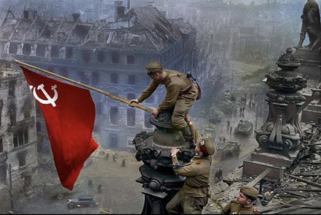 2 мая 1945 года битва за Берлин окончилась победой советских войск, в этот день немецкий гарнизон полностью капитулировал.