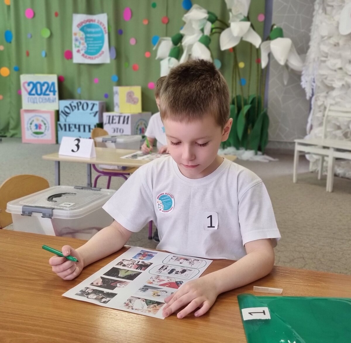 Вадим в детском саду. Наш детский сад принимал участие в городском конкурсе "Профи детки". Каждая группа презентовала профессию. Группе Вадима досталась специальность "Технология моды". Так что, Вадим был модельером)))