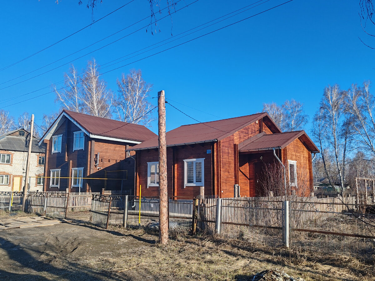 Иногда гуляю по этой улице и думаю, что вон там, на втором этаже у меня была бы спальня. 