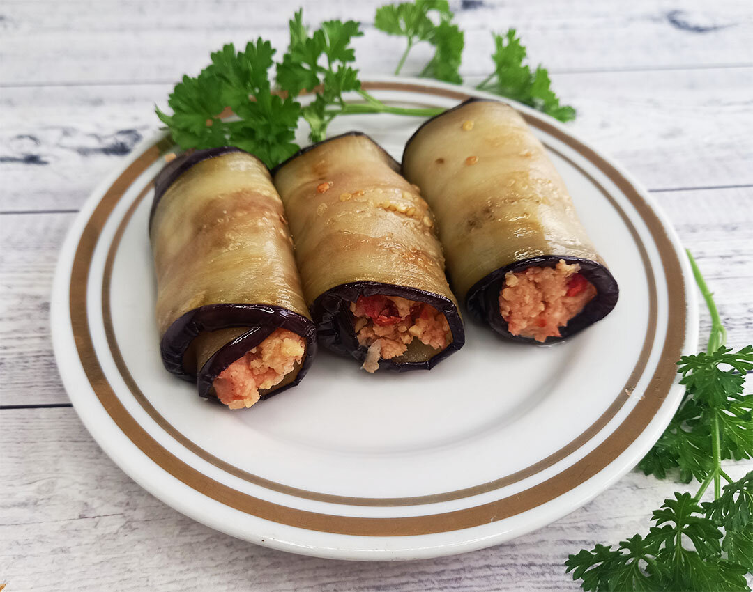 Рулетики из баклажанов с икрой минтая и нутом