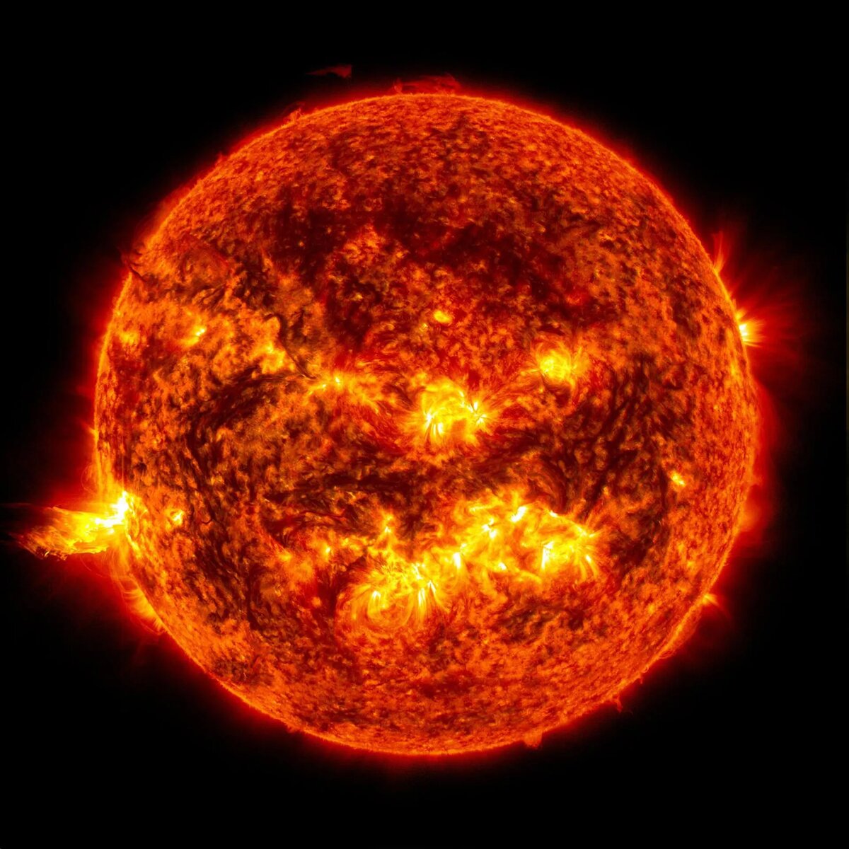 Солнечная вспышка в левой части Солнца © Photo : NASA Goddard