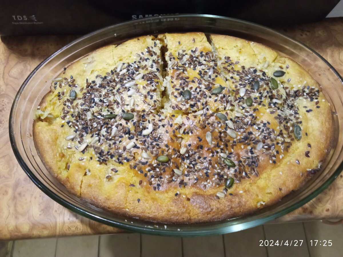 Фото автора, вот такой симпатичный пирог получился. Посыпан разнообразными семечками.
