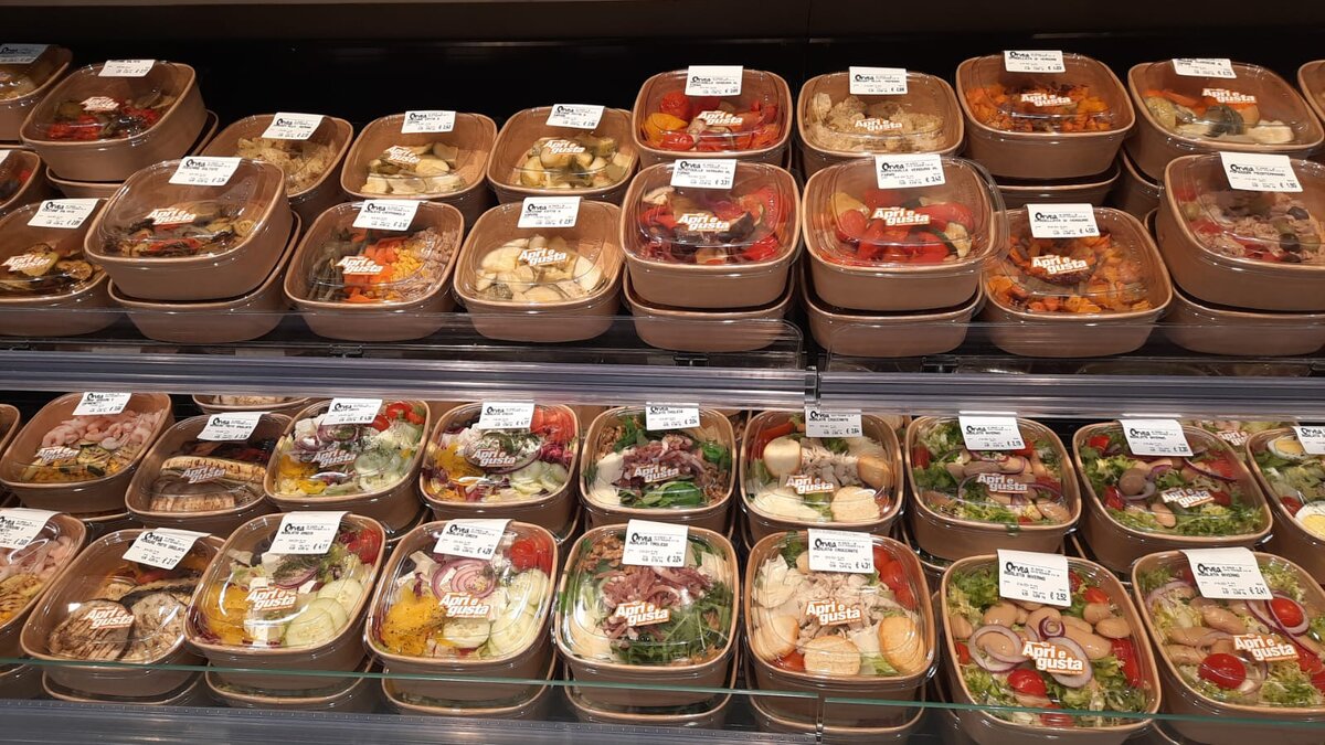 Салаты в супермаркете