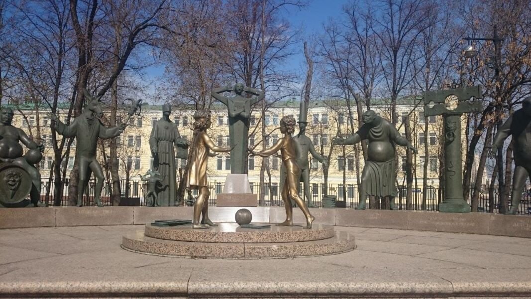Памятник человеческим порокам в сквере на Болотной.
