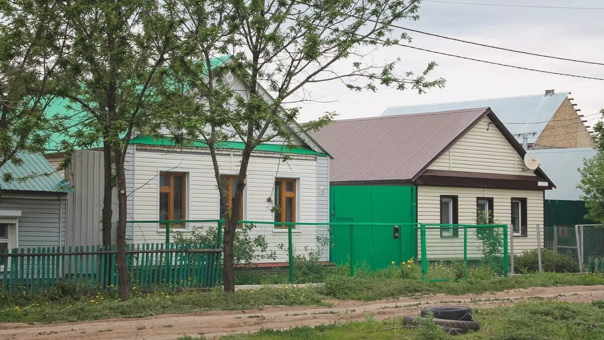 Пожилые супружеские пары разговаривают дома по видео