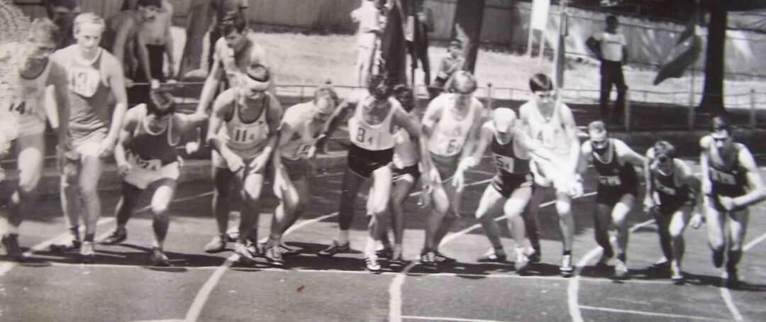 Вижница, стадион. Старт первого забега. Меня поставили первым на внутреннюю бровку, Петю - на четвёртое место, Симакина - на 13е