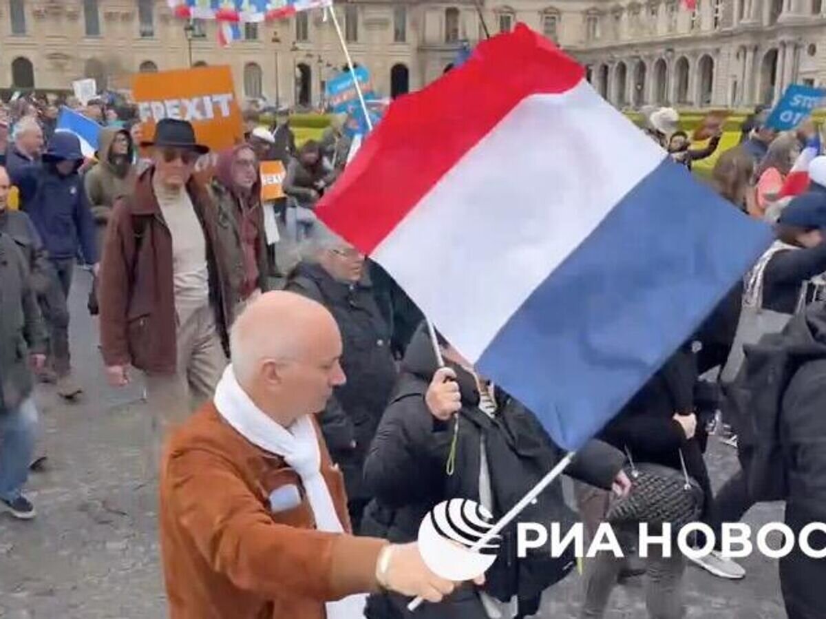    Акция "За мир" против выделения средств Украине и за выход Франции из состава НАТО в Париже© РИА Новости