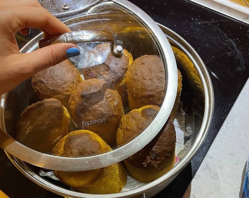    Мои куличи. Не украшаю их до подачи и храню в кастрюле