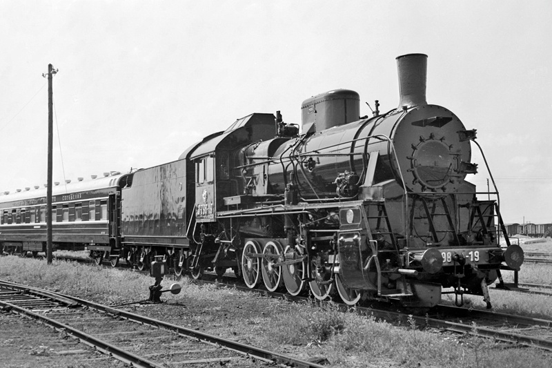 Этот паровоз-памятник сняли с постамента и он снова проехался по железной дороге, а потом встал обратно. Паровоз Эр 798-19