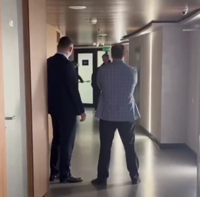    Силовики при помощи лома вскрывают дверь в офисе Beribit. Фото: скриншот видео с Telegram-канала Радиоточка НСН