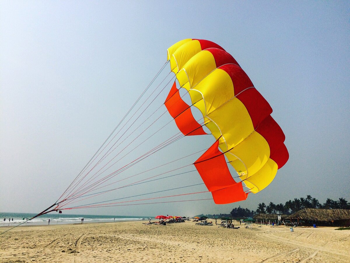 Парасейлинг или полетать на воздушном шаре за катером.