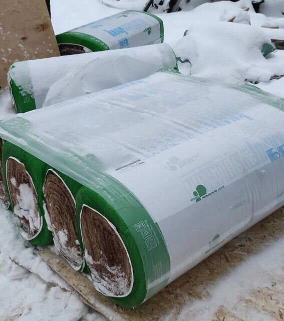 Очень часто минвата хранится на строительном участке именно так. Отсюда и сырость в стенах