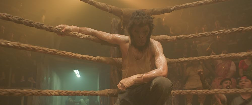 Кадр из фильма Monkey Man. Режиссер: Дев Патель. Оператор: Шарон Мейр. Производство: Bron Studios, Creative Wealth Media Finance, Lost Winds Entertainment, Minor Realm, Monkeypaw Prodctions, S'YA Concept, Thunder Road, WME Independent. Показ в России: Вольга