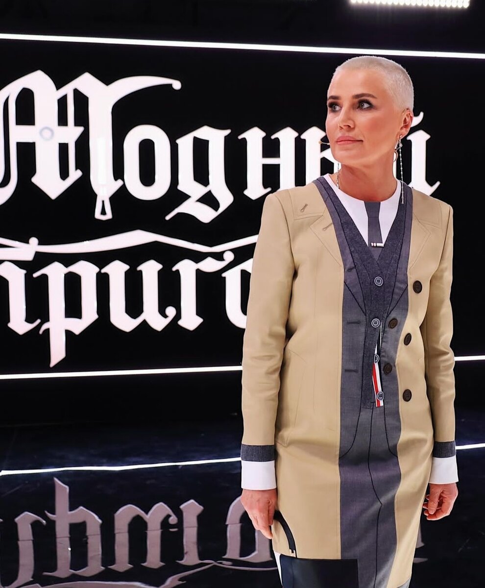 Заставка передачи подходит этой стильной женщине, согласны? Да и она украшает эту заставку, не так ли? 