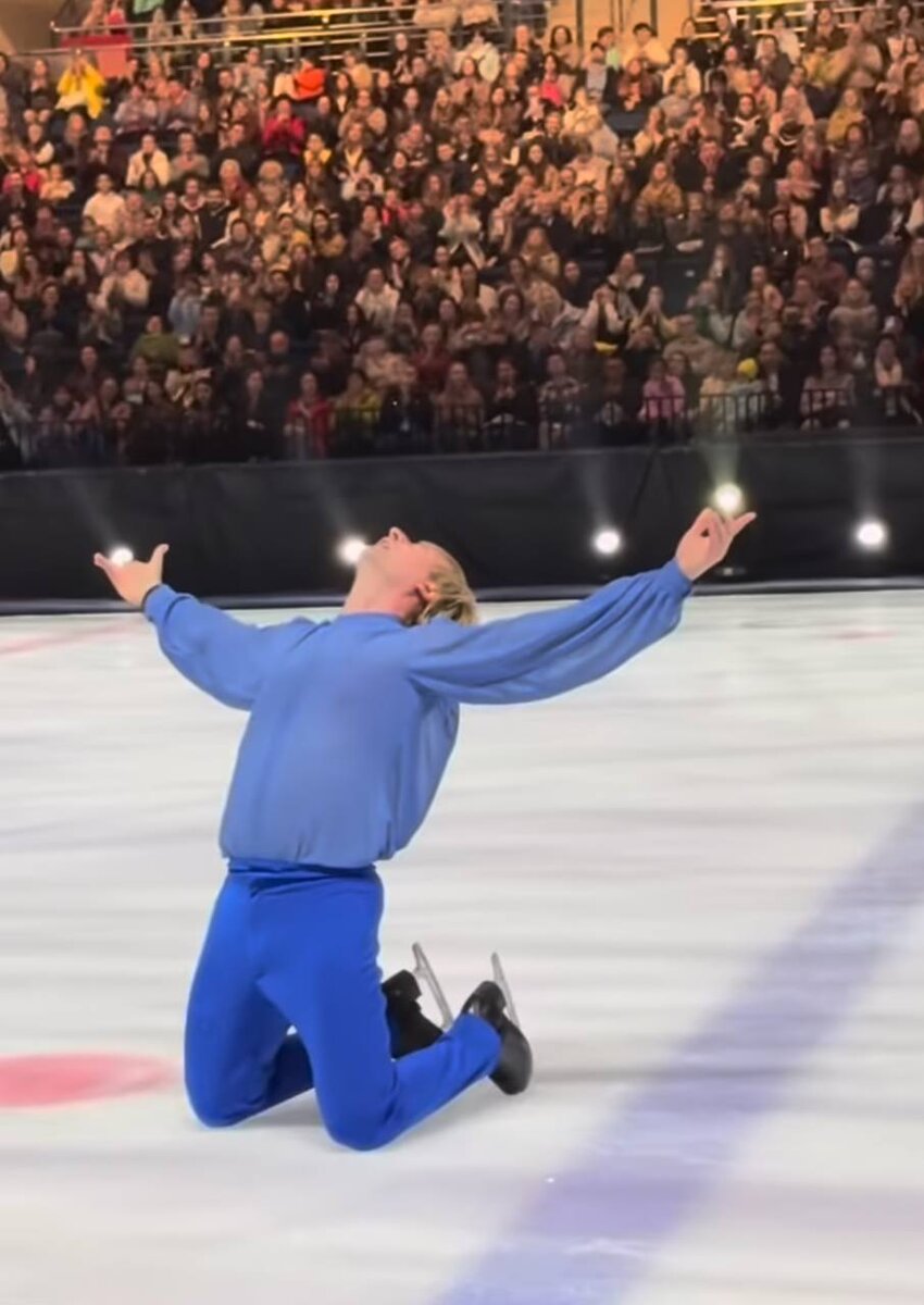    Евгений Плющенко впервые после пятой операции вышел на ледКадр из видео