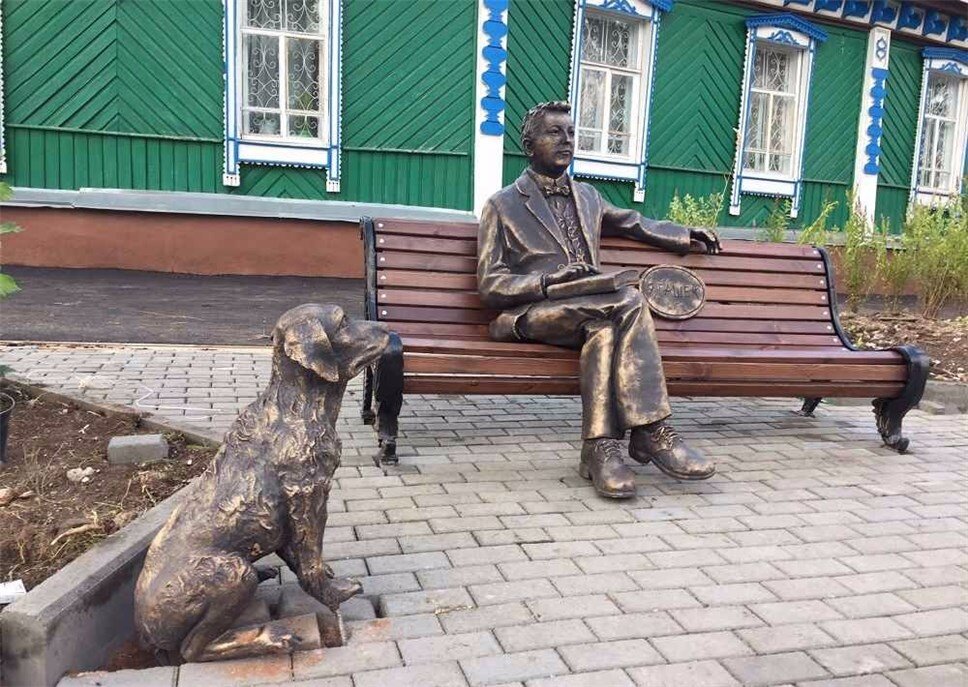Памятник Ярославу Гашеку в Бугульме. Взято отсюда: https://yandex.ru/maps/org/pamyatnik_yaroslavu_gasheku/162170809917/?ll=52.797915%2C54.539839&z=16