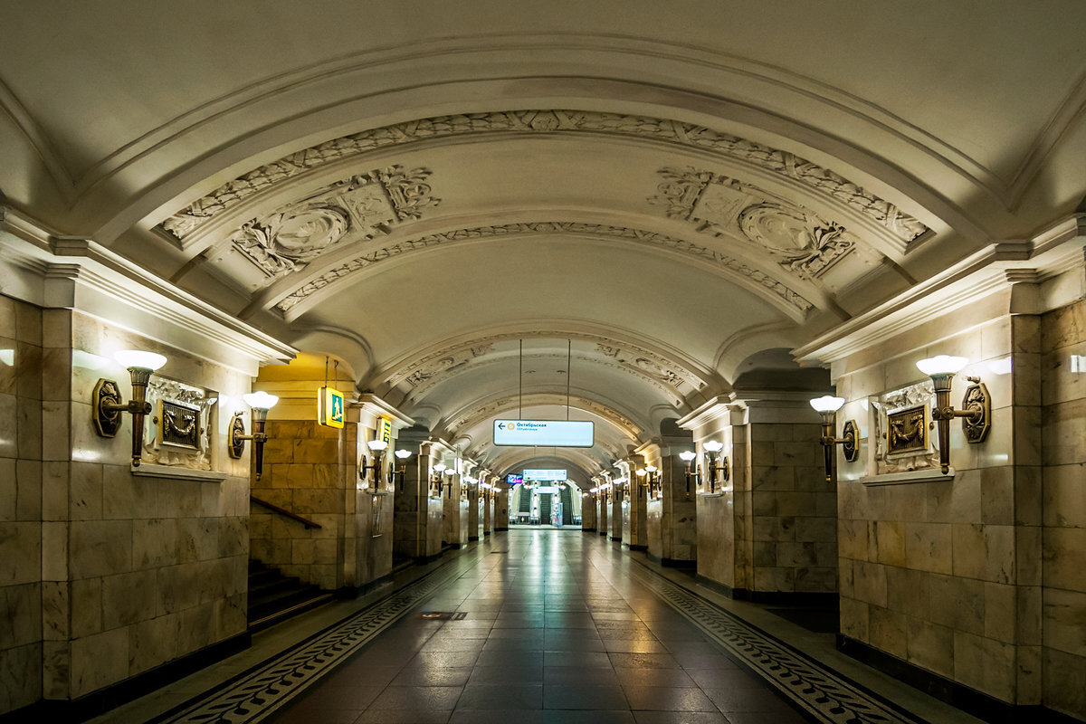 Станцию метро октябрь. Станция Октябрьская Москва Кольцевая. Станция Добрынинская Московского метрополитена. Станция Добрынинская Кольцевая. Добрынинская станция метро Кольцевая линия.