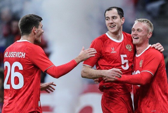    Игроки сборной России Максим Осипенко, Даниил Хлусевич и Константин Тюкавин