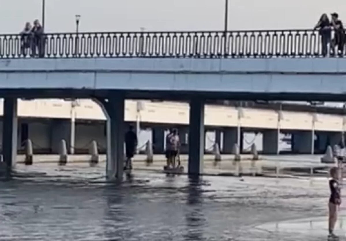    Центральная набережная скрылась под водой в Волгограде