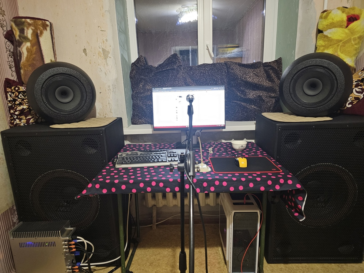 Фотография аудио системы в процессе настройки