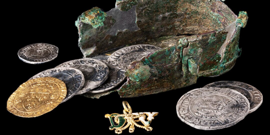 Под каменным полом дома 15 века археологи обнаружили тайник с бронзовой шкатулкой, внутри которой было 34 золотые и серебряные монеты