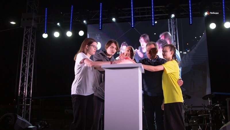    Глава Ставрополя Иван Ульянченко дал старт открытию сезона фонтанов Фото: Валерия Алтухова / / ИА «Победа26»