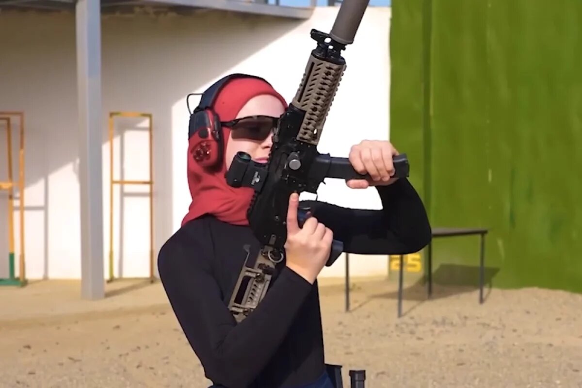    Рамзан Кадыров показал, как его дочь Ашура стреляет из пистолета и карабина