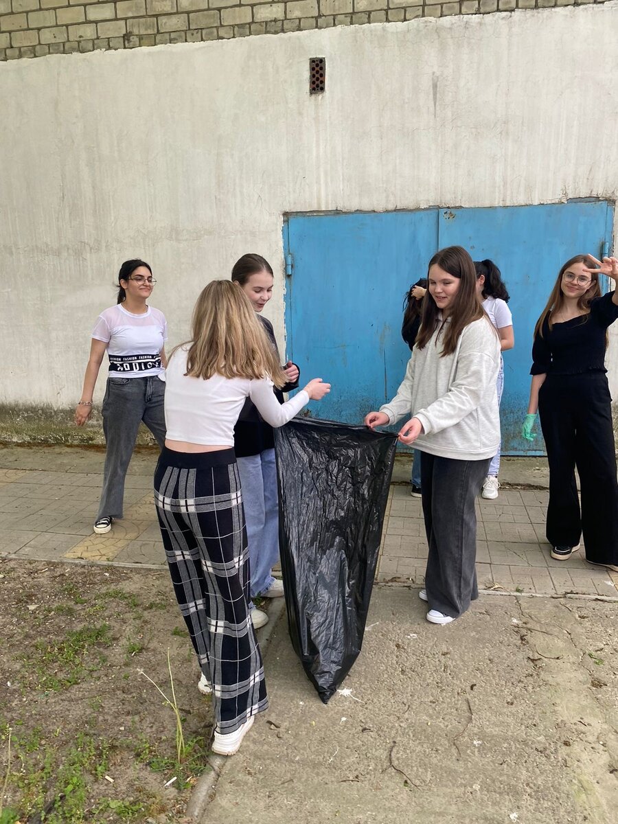 Это Инесса в первый учебный день сразу попала на субботник 