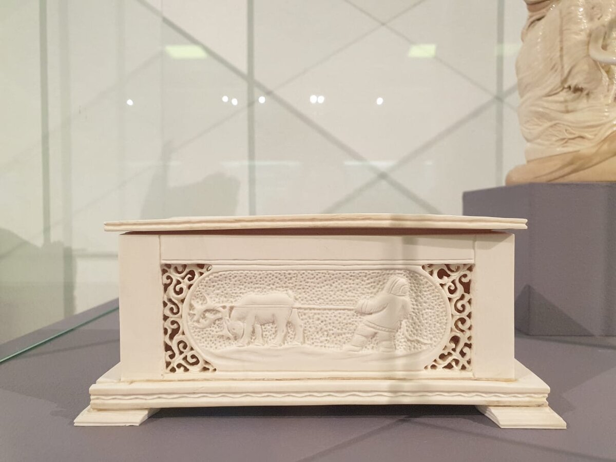 Василий Киргизов Шкатулка Таймыр 2003 Бивень мамонта, объемная резьба, сквозная резьба